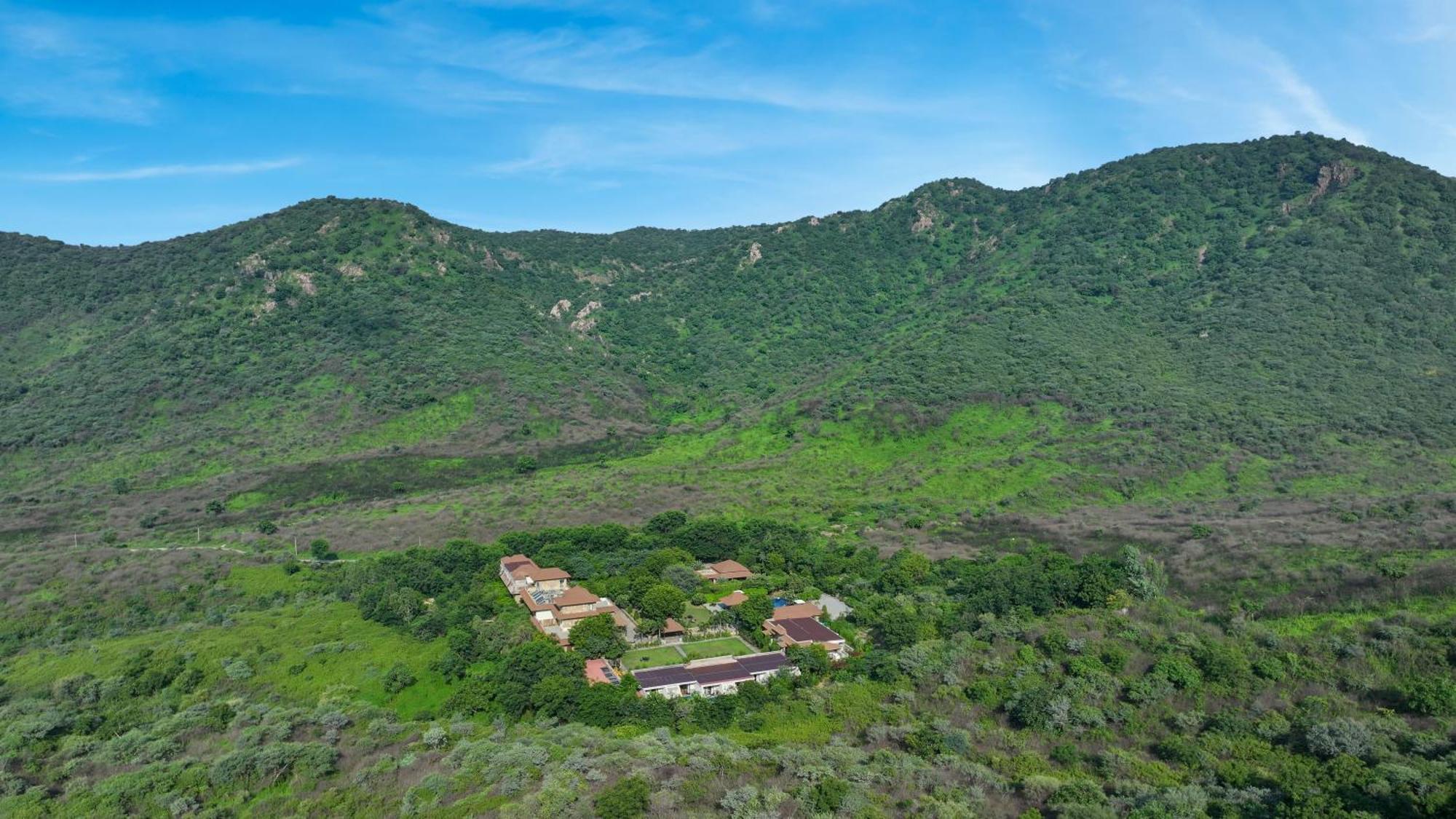 Anandam - A Luxury Resort In Удайпур Екстериор снимка