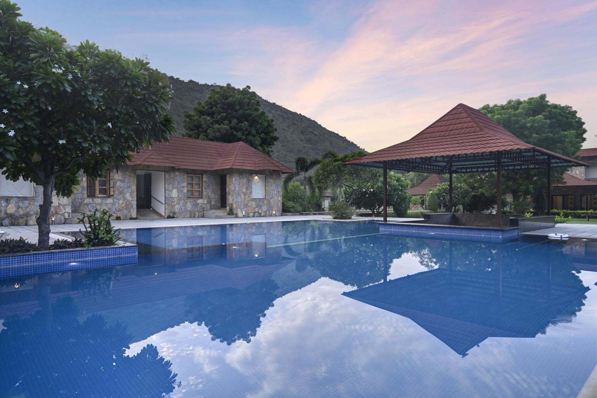 Anandam - A Luxury Resort In Удайпур Екстериор снимка