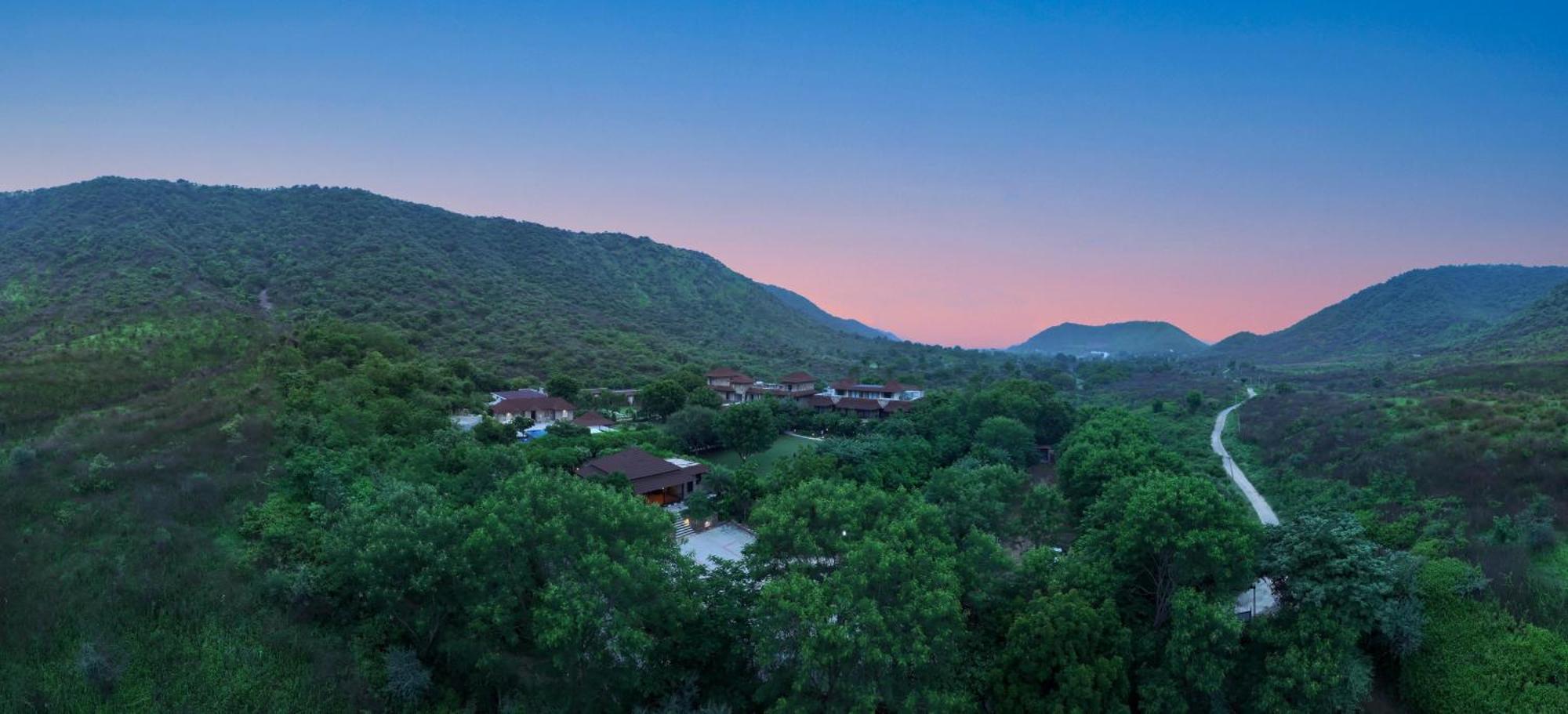 Anandam - A Luxury Resort In Удайпур Екстериор снимка